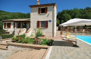  Dette store og flotte landhus er bygget i sten og ligger i et meget roligt område. Der er en flot udsigt over den lille landsby Guardea, Alviano-søen og Tevere-dalen - en sand naturperle. Huset er  ...