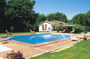  Moderne og rummelig villa, der ligger på en bakke (480 m over havets overflade), hvorfra der er en fantastisk udsigt over det omkringliggende landskab. Der er en 8000 m2 stor græsplæne der omgiver ...