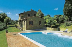  Skønt og hyggeligt landhus med anneks (50 m2) i en oprindelig lade. Det ligger på en bakkeskråning (300 m.o.h). Fra ejendommen er skøn udsigt. Poolen ligger midt i den indhegnede have (1,2 ha) hv ...