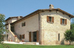  Herligt, typisk umbrisk landhus i rolige omgivelser med smuk udsigt over landskabet. Foran huset er en stor græsplæne med swimmingpool (åben fra 7/5 - 30/9), og en olivenlund ved siden af huset. K ...