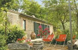  Smuk anneks med stor plæne på den ene side af en villa. Stor terrasse med udsigt over bakke. Tilkørsel og parkering i fællesskab med villaens ejer (50 m fra anneks) ...