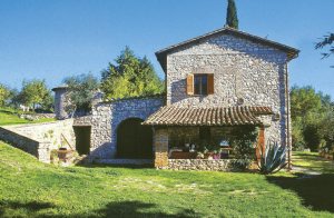  Karakteristisk forhenværende bondehus af sten, som er fuldstændig renoveret og ombygget til et hyggeligt beboelseshus. Det ligger ved siden af en forhenværende sognekirke, som i dag bebos af ejere ...