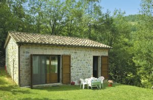  Charmerende landhus, tidligere stald, ligger på en bakkeskråning midt i en egeskov, 3 km fra Pianello. Bygningen ligger kun 50 meter fra hovedbygningen, hvor yderligere 3 lejligheder er blevet bygg ...