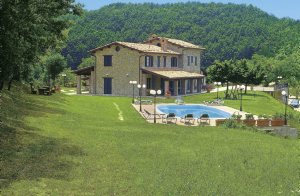  Dette store gårdhus bygget i sten ligger på en bakke kun 22 km fra det smukke Assisi. Der er en fantastisk panoramaudsigt over de omgivende bakker og dale. Huset ligger på en stor grund med græsp ...