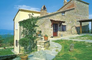  Gammelt, gennemrenoveret bondehus, der er en del af et lille familielandbrug. Det ligger på en bakkeskråning med vid og meget smuk udsigt over Tiberdalen med bløde bakker og grønne skover. Roligt ...