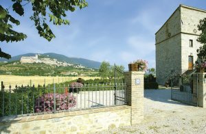  Antik 4 etagers stentårn, som for nyligt er renoveret og ombygget til et feriehus. Huset ligger ved foden af Assisi, med sikkerhed et af de skønneste og mest spektakulære områder til jer der øns ...