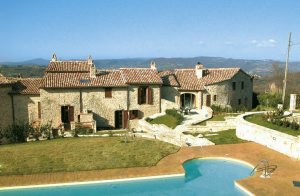  Komfortabel lejlighed i en rolig middelalderlig bygning med kun 6 lejligheder. Der er en særdeles smuk udsigt over bjergene. Det er et roligt område. I nærheden er der: Stort udendørs område med ...