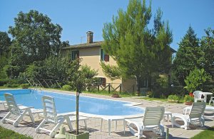  Renoveret gods på en bakkeskråning. Flot udsigt over det omliggende landskab og i det fjerne slottet Montalban. Absolut rolige omgivelser. Stor grund med indhegnet have, swimmingpool, grillplads og ...