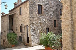  Bolig i lille landsby. Rolige omgivelser. Pool i have med borde og stole, liggestole og parasol. Til fælles afbenyttelse: Vaskemaskine og tørretumbler (møntbetjent) er i vagttårnet. Overdækket p ...