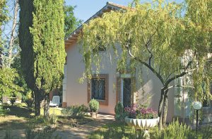  Sympatisk og indbydende hus, der for nyligt er blevet smagfuldt renoveret af ejeren, som er maler. Huset ligger roligt på en bakke med skøn udsigt over området. Stor fuldstændig indhegnet grund m ...