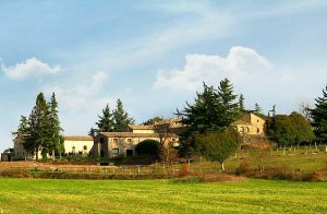  Tre skønne lejligheder, der ligger på en familieejet gård, et par kilometer nord for den smukke Bolsena-sø. På en stor græsplæne, der dog ligger noget lavere end lejlighederne, er der en skøn ...