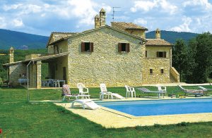  Egnstypisk, gennemrenoveret landhus med frilagte bjælker. Geografisk interessant beliggenhed med kort afstand til seværdigheder. Huset ligger i rolige omgivelser på en bakketop med 360° udsigt ti ...