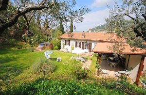  Dette dejlige hus ligger i udkanten af en lille landsby, nær byen Foligno. Der er en smuk udsigt over landskabet og landsbyen Belfiore. Huset ligger i et roligt område på trods af en lille travl s ...