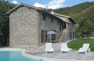  Typisk landhus på en ca. 10 ha stor grund ved Perugia i rolige omgivelser med vid udsigt over dal og skove. Stor have med oliventræer, en stor solterrasse og en swimmingpool (åben 21.5-24.9) skal  ...