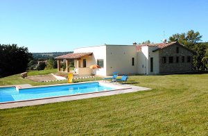  Pragtfuld og rolig beliggende feriebolig i de umbriske bjerge, midt i et fredet område og med en skøn udsigt over det omkringliggende landskab. Huset er omgivet af en stor, privat grund med græspl ...