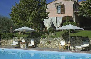  Et ældre, typisk umbrisk landsted, der er blevet forvandlet til en pragtfuld feriebolig, beliggende på en stor grund med græseng og oliventræer. Huset er bygget i to etager og ligger på en bjerg ...