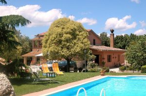  Smukt hus med 2 lejligheder. Ligger i et roligt område, og der er en smuk udsigt over haven og skov, som omgiver ejendommen. Det er muligt at tage på skønne gåture i den smukke natur. Der er en o ...