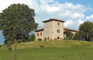  Et gammelt vagttårn, der med materialerne af et andet tårn er blevet forvandlet til et landsted, som i dag fremstår totalt renoveret. Det er blevet en smuk, historisk feriebolig med to rummelige l ...