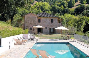  Charmerende landsted indrettet med to lejligheder samt en mindre lejlighed i et nærliggende tårn. Ligger i et meget smukt og roligt bakkeområde, over en stor dal. Hver lejlighed har sin egen lille ...