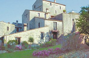  Karakteristisk lejlighed i en lille middelalderlig landsby. Lejligheden ligger i en romersk bygning, der ligger over en dal, 10 km syd for Todi. Ideelt udgangspunkt for dem, der vil udforske de smukk ...