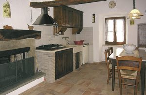  Charmerende lejlighed, der ligger i midten af den gamle landsby Baschi. Lejligheden er pænt indrettet og fuldt møbleret. Fra køkkenvinduet er der en smuk udsigt. ...