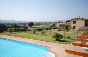  Dette gamle charmerende landsted, er blevet renoveret og opdelt i 4 rummelige lejligheder. Huset ligger på en stor privat grund. Hver lejlighed har eget lille private udendørsareal med havemøbler  ...