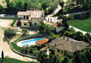  Denne umbriske familievirksomhed ligger i nærheden af vinbyen Montefalco og fremstiller selv produkter som fåreost og olivenolie. Feriehuset ligger på en bakke med en fabelagtig udsigt over den vi ...