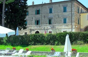  Omgivet af et grønt bakkelandskab ligger dette landsted, der for kort tid siden er blevet renoveret under hensyntagen til dets oprindelige stil. Nyd den enestående udsigt til de omkringliggende bak ...