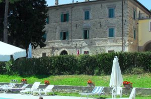  Gemt i de grønne umbriske bølgende bakker, ligger dette landsted, der er gennemrenoveret i sin oprindelige stil. Nyd den skønne udsigt over de omliggende bakker og middelalderlandsbyen Gualdo Catt ...