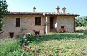  Karakteristisk, nyligt renoveret landhus i Umbrien, der ligger mellem slottet og den pittoreske lille by Bazzano. Boligen (etværelseslejlighed) ligger i højt stueplan (4 trin op) i rolige omgivelse ...