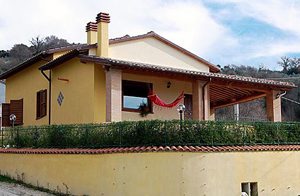  Denne fritliggende villa med panoramaudsigt ligger halvvejs oppe ad en smuk bakke i Umbrien. Beliggenheden gør det let at komme til de vigtigste seværdigheder i det sydlige Toscana, Lazio og Umbrie ...