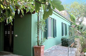  Dette hus er en udbygning til en villa, hvor ejerne selv bor i sommermånederne. Gæsterne råder over et separat have- og terrasseområde. ...