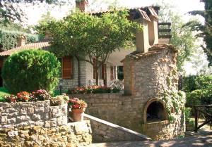  Komfortabelt feriehus ved en sø, med egen pool og tennisbane. I stueetagen er der en rummelig stue med åben pejs og terrasser, på første sal ligger soverummene og altanen. Over det hele har I en  ...