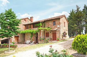  Lejlighed på 1. sal i et antikt landhus. Lejligheden i stuen bliver af og til brugt af ejeren, mens det lille hus, der ligger 50 m. væk er beboet hele året. ...