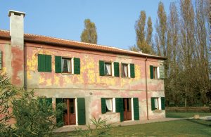  I naturparken Delta del Po finder I denne toetagers ferielejlighed som en del af et gammelt landhus, der ligger i forbindelse med en herskabsvilla og et landbrug med småkvæg. Ejendommen har en god  ...