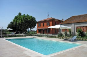  Fritliggende, renoveret landhus i fladt, landbrugsområde omgivet af opdyrkede marker. Poolen ligger 20 m fra huset. Pavillon med møbler. Man kommer til boligen ad en 250 m lang ikke asfalteret vej, ...