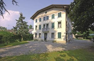  Villa i jugendstil, der ligger i centrum af landsbyen Vazzola. Villaen ligger nær dolomiterne og er omgivet af et landskab med bjerge hvor vinbønderne har deres marker. ...