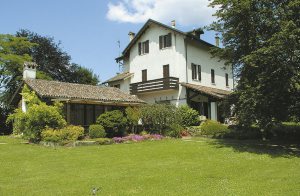  Dejligt, komfortabelt hus beliggende ved foden af Colli Euganei. Huset er omgivet af store indhegnede græsarealer, hvor der findes både swimmingpool (1.6. - 3.10.) og tennisbane. Der er mulighed fo ...