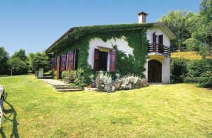  Stort fredeligt beliggende landhus i hjertet af 'Colli Euganei', det skønneste og mest yndefulde område i det venetianske landskab. Huset er omgivet af en stor, skyggefuld og indhegnet naturplæne, ...