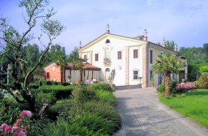  Fantastisk lejlighed i en historisk villa tilhørende en adelsfamilie i det venetianske landskab, rigt på vinbjerge og gamle landsbyer. Huset er omgivet af en romantisk park med blomster og springva ...
