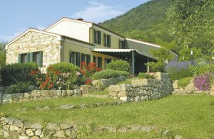  Elegant landhus, hvor ejeren er en berømt venetiansk kunstner, der har konstrueret og bygget huset. Der er brugt marmor og sten i hvert rum, hvilket er meget smukt. Huset ligger på en bakketop i na ...