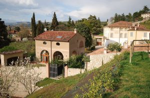  Ferielejligheder i en smuk, historisk villa beliggende i landlige omgivelser. I løbet af renoveringen blev villaen omdannet til ferielejligheder. På den indhegnede grund er der en fælles swimmingp ...