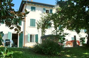  Lejlighed i en antik villa i bakkerne ved Montello. Villaen er omgivet af en stor park, der står til rådighed for gæsterne. Enkel indretning med antikke møbler. ...