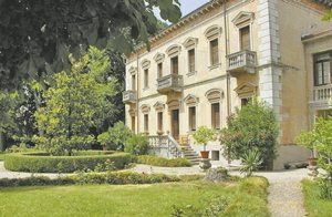  Flot og rummelig villa, der ligger i centrum af Oppeano. Villaen er omgivet af en indhegnet have med gamle træer. Der ligger et lille beboet hus ved siden af. ...