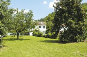  Pragtfuldt landhus med svalegang der er opdelt i 2 lejligheder. Huset ligger for foden af de Euganeiske bjerge, i hjertet af naturparken Parco dei Colli. Huset omkranses af en dejlig have. Fælles sw ...