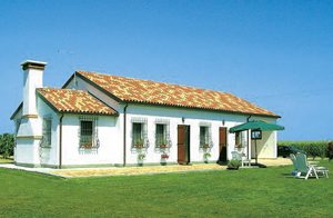  Bondehus med udsigt over marker, der omgiver huset. Møbleret udendørs-område med veranda. Strandene ved Isola Verde, hvor der er svømning, tennis og ridning 2km væk. ...