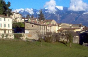  Disse lejligheder ligger i et renoveret landhus (ialt 6 lejligheder) på naturparken Alto Garda Brescianos bakker, ca. 3 km fra Gargnanos centrum og Gardasøen. Lejlighederne (600 moh) har en skøn p ...