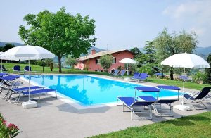  Fire flotte lejligheder i et landhus i bakkerne over byen Garda, på den vestlige bred af Gardasøen. Huset ligger midt i Parco della Roccas grønne omgivelser. (Naturbeskyttelsesområde, grillning f ...