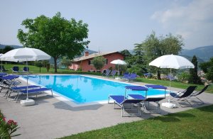  Fire flotte lejligheder i et landhus i bakkerne over byen Garda, på den vestlige bred af Gardasøen. Huset ligger midt i Parco della Roccas grønne omgivelser. (Naturbeskyttelsesområde, grillning f ...