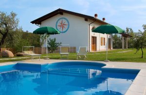  Nybygget hus, der er opdelt i 2 lejligheder (IVG435 og IVG436), i bakkerne øst for Gardasøen. Huset er omgivet af land og små vinmarker og andre huse. På grunden er der en græsplæne med swimmin ...